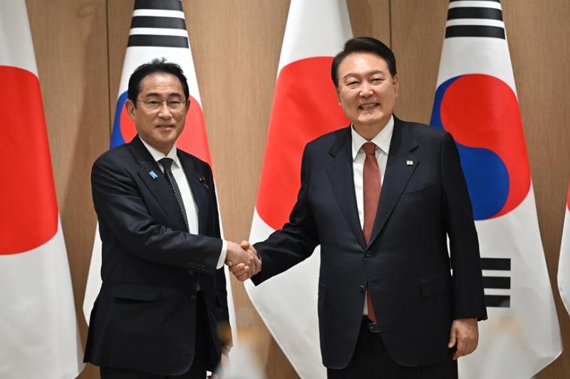 Imagen de Archivo del presidente surcoreano, Yoon Suk Yeol (I) con el primer ministro nipón, Fumio Kishida (D).  EFE/EPA/JUNG YEON-JE / POOL 01 090523