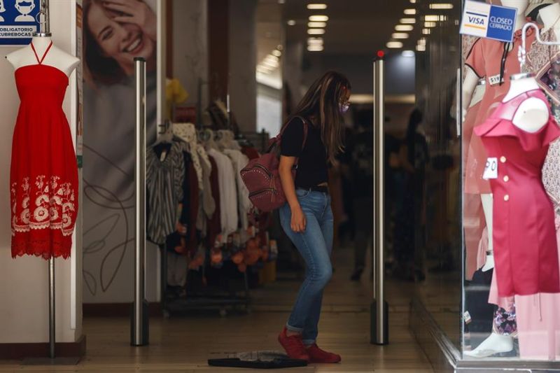 Una mujer pasea por un local comercial del centro histórico en Ciudad de México (México).