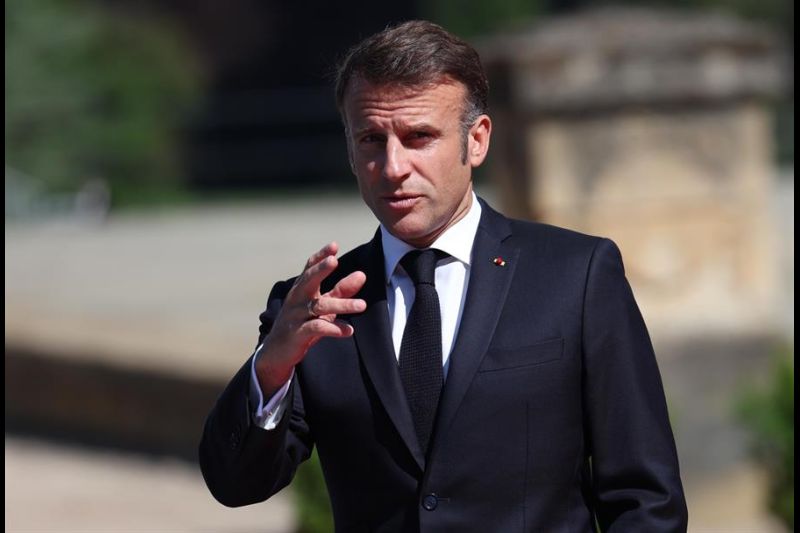 El presidente francés, Emmanuel Macron, hace gestos durante la reunión de la Comunidad Política Europea (CPE) en el Palacio de Blenheim, en Woodstock, Oxfordshire, Gran Bretaña, el 18 de julio de 2024. efe 01 190724