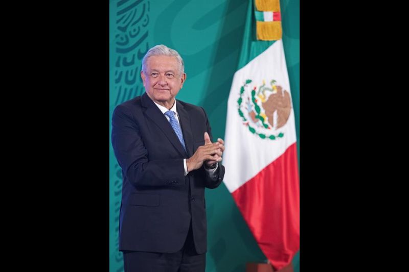 Fotografía cedida por la Presidencia de México que muestra al mandatario Andrés Manuel López Obrador durante su conferencia matutina hoy en el Palacio Nacional de la Ciudad de México (México). 