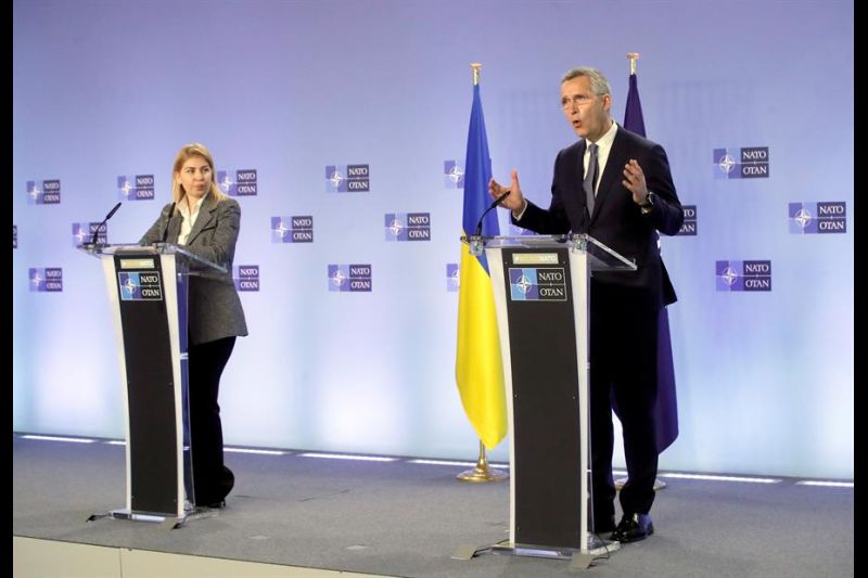 La viceprimera ministra ucraniana para la Integración Europea y Euroatlántica, Olga Stefanishyna, y el secretario general de la OTAN, Jens Stoltenberg.