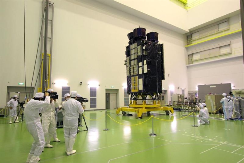 Fotografía de archivo que muestra a operarios de la Agencia de Exploración Aeroespacial de Japón (AXA) dando los últimos toques a un satélite orbital lunar japonés EFE/Agencia de Exploración Aeroespacial de Japón (JAXA)