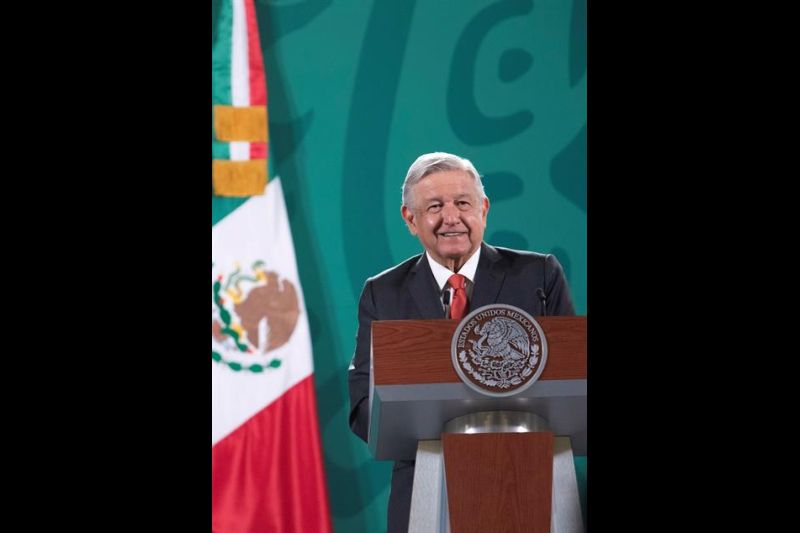 Fotografía cedida hoy por la Presidencia de México del mandatario mexicano Andrés Manuel López Obrador durante una conferencia de prensa matutina en el Palacio Nacional, en Ciudad de México (México). 