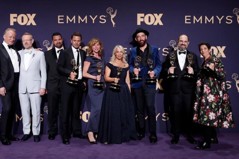 El reparto y el equipo de 'Chernobyl' levantan sus Emmy por Mejor Serie Limitada 'Chernobyl' en la ceremonia anual de 71o Premios Emmy celebrada en el teatro de Microsoft en Los Ángeles, California, EE.UU., 22 de Septiembre el año 2019.