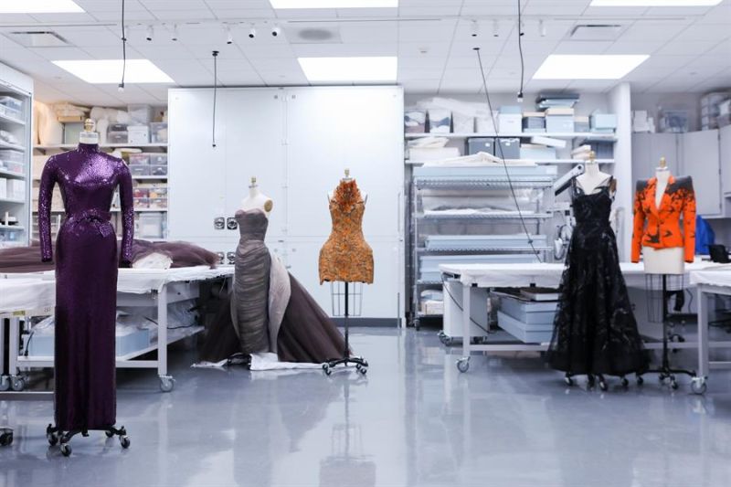 Fotografía cedida por el Metropolitan Museum (MET) de Nueva York donde se aprecian unos vestidos desplegados en el Laboratorio de Conservación del Instituto de Vestidos del museo de Nueva York. EFE/Hippolyte Petit/MET