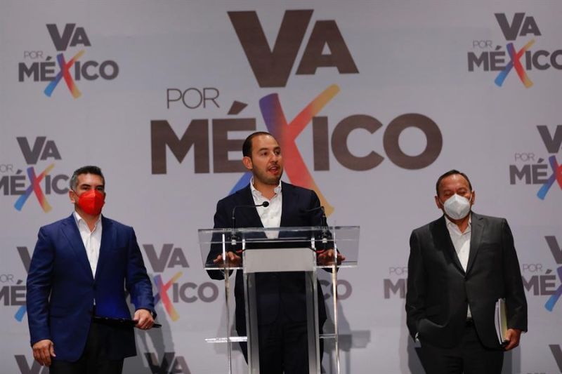 Alejandro Moreno (i), del Partido Revolucionario Institucional (PRI), Marko Cortéz (c), del Partido Acción Nacional (PAN), y del Partido Revolucionario Institucional (PRD), Jesús Zambrano (d), participan en una rueda de prensa en Ciudad de México.