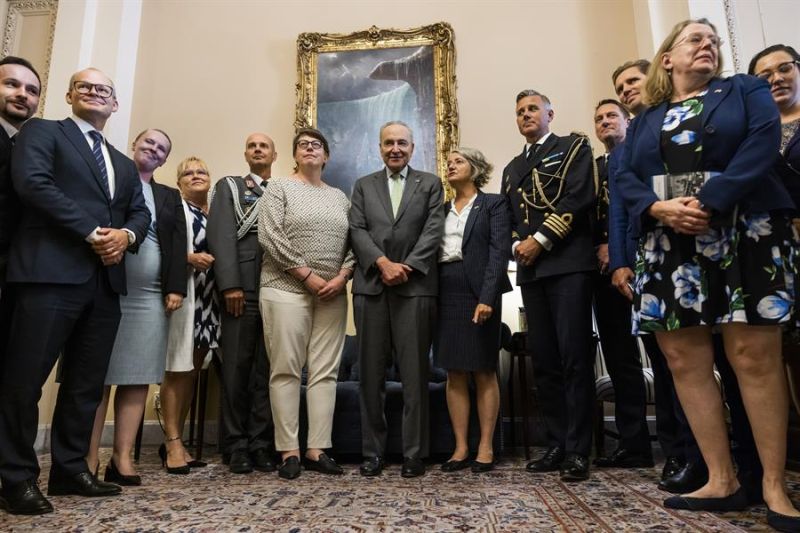 La embajadora de Suecia en EE.UU., Karin Ulrika Olofsdotter (c-d), y la ministra consejera y jefa del equipo político de Finlandia, Paivi Nevala (c-i), con el líder de la mayoría del Senado, Chuck Schumer (c), antes de la votación del Senado de EE.UU.