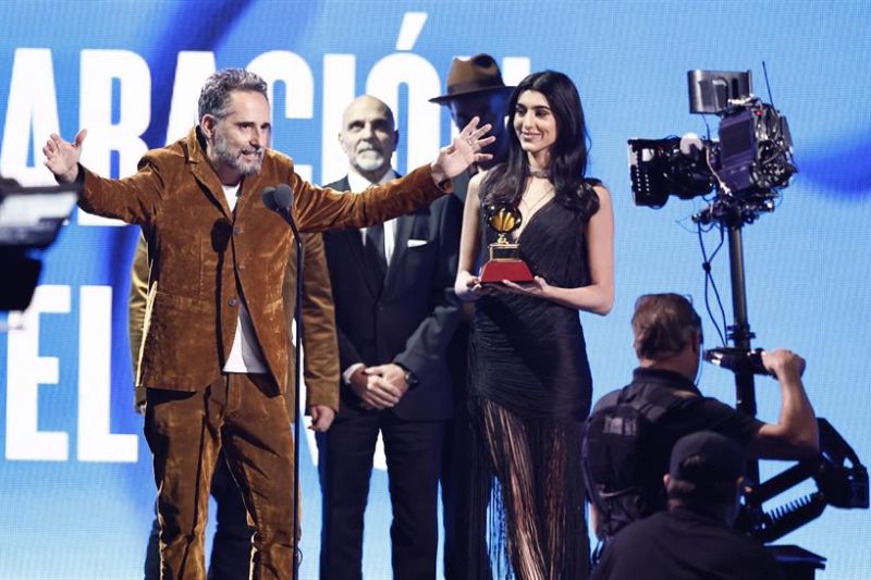 Jorge Drexler acepta el premio a Grabación del Año durante la 23ª Entrega Anual de los Premios Grammy Latinos en el Michelob Ultra Arena del Mandalay Bay de Las Vegas, Nevada, EE.UU.EFE/EPA/ETIENNE LAURENT