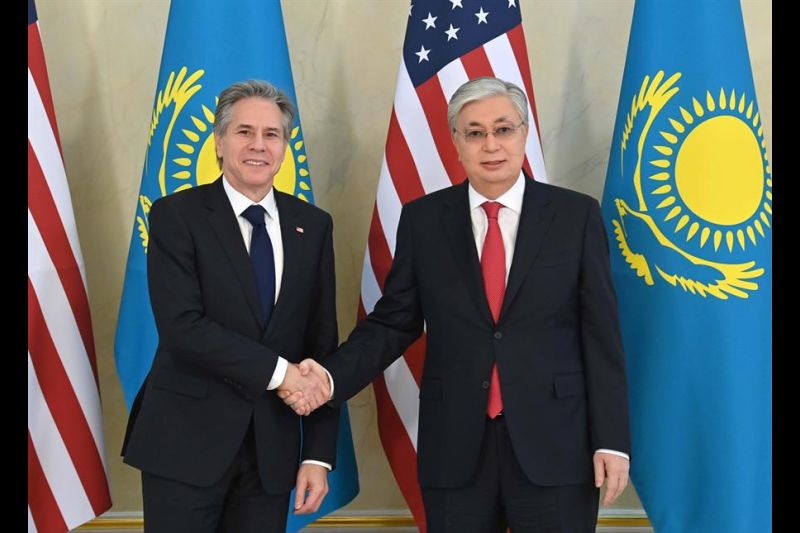 El presidente kazajo, Kasim-Yomart Tokáyev (derecha), se reunió hoy con el secretario de Estado de EEUU, Antony Blinken,en Astaná. EFE/  Presidencia de Kazajistán 01 280223