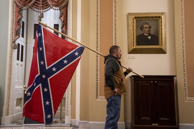 Partidario del expresidente de los Estados Unidos, Donald Trump, camina por las cámaras del Senado después de violar la seguridad del Capitolio en Washington, el 6 de enero de 2021, en una fotografía de archivo. EFE/EPA/JIM LO SCALZO