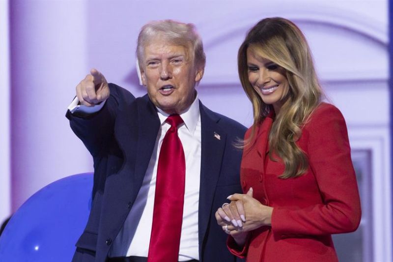 Foto de la ex primera dama de EE.UU. Melania Trump con su esposo, el candidato presidencial republicano, Donald Trump, durante la Convención Nacional Republicana, en Milwaukee, Wisconsin, el 19 de julio de 2024. EFE