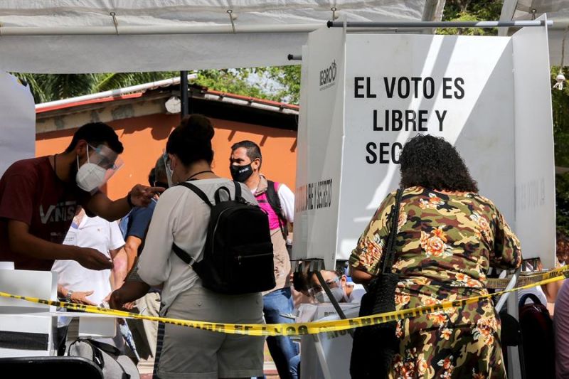 Ciudadanos mexicanos emiten su voto hoy, en un centro de votación en Puerto Morelos, estado de Quintana Roo (México).