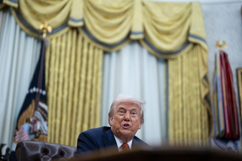 El presidente de Estados Unidos, Donald Trump, en la Oficina Oval. EFE/ALEXANDER DRAGO