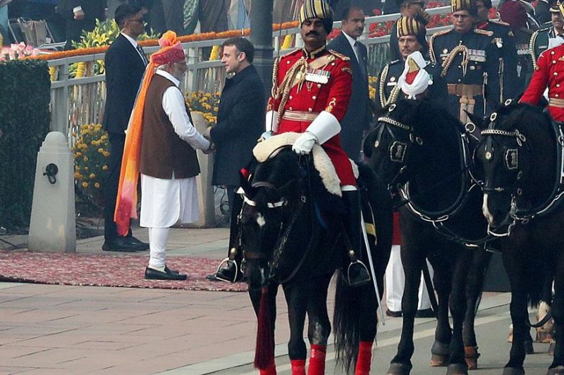 El presidente francés, Emmanuel Macron (D), es recibido por el primer ministro indio, Narendra Modi, a su llegada para las celebraciones del 75º Día de la República de la India, en Nueva Delhi el 26 de enero de 2024. EFE/EPA/HARISH TYAGI 01 260124