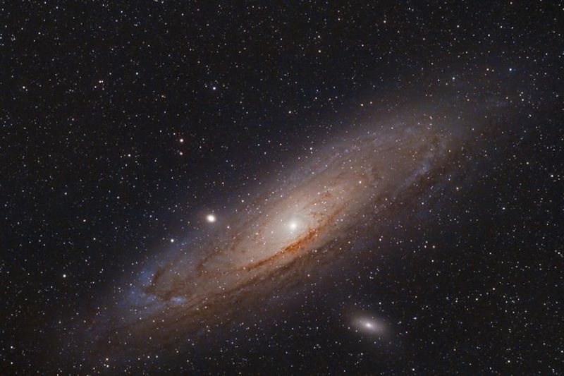 Imagen compuesta por la integración de 1 hora y 40 minutos de exposiciones fotográficas que muestra la galaxia de Andrómeda (M31), situada a 2,5 millones de años luz de la Tierra EFE/Pedro Puente Hoyos