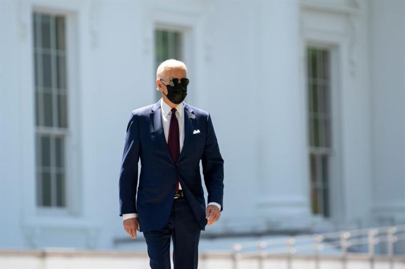 El presidente de EE.UU., Joe Biden, camina, este 27 de abril de 2021, por la Casa Blanca, en Washington.