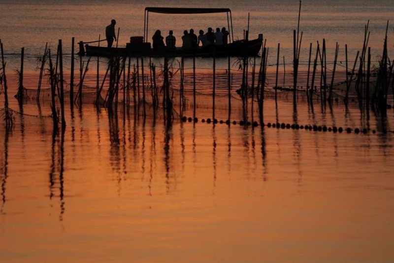Un grupo de personas disfruta de un paseo en barca durante la puesta de sol en la Albufera de Valencia,en una imagen de archivo. 01 050622