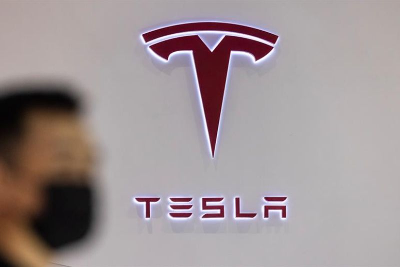 La empresa tuvo unos ingresos récord en el tercer trimestre de 13.757 millones de dólares, a pesar de la crisis de semiconductores que afecta al resto de fabricantes de automóviles del mundo. EFE/EPA/Alex Plavevski