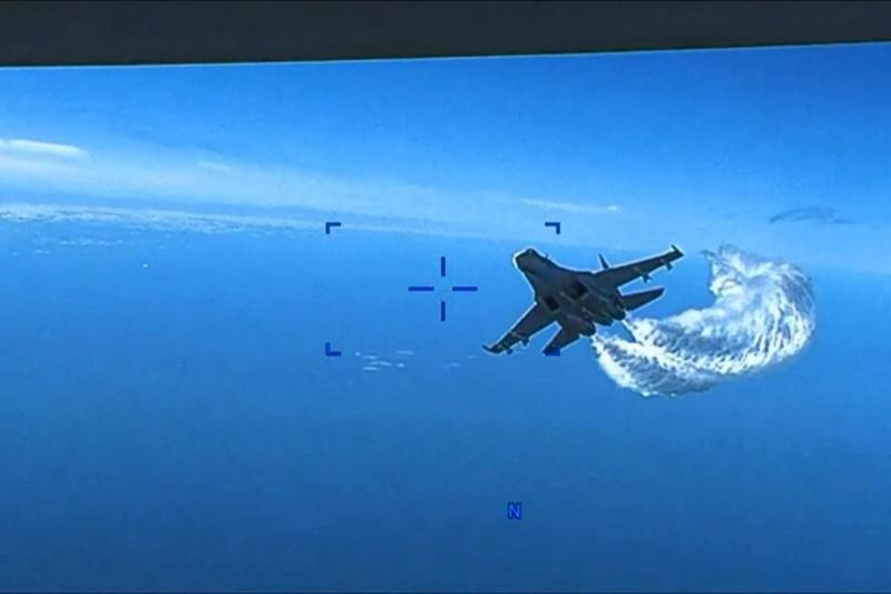 Imágenes fijas tomadas de un video proporcionado por el Comando Central de EE. UU. (CENTCOM) en el que se ve al caza ruso SU-27 aproximándose al dron estadounindense sobre el mar Negro el pasado 14 de marzo. EFE/EPA/US Air Force video