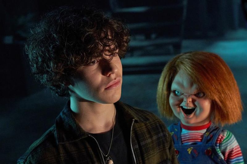 Fotograma cedido por el canal Syfy donde aparece el actor Zackary Arthur (i) como Jake Wheeler y el muñeco diabólico Chucky, durante una escena del primer episodio de la serie "Chucky", que retoma la espeluznante figura del juguete. EFE