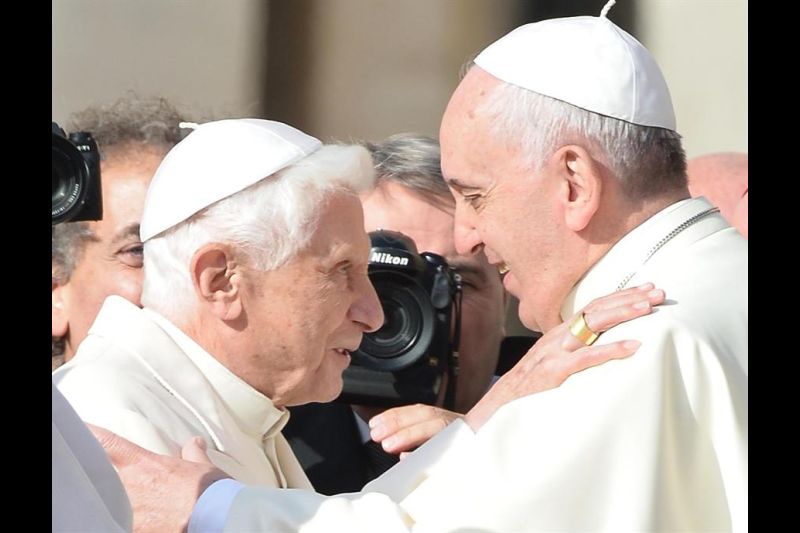 El Papa Emérito Benedicto XVI (i) saluda al Papa Francisco (d) durante una misa por las personas mayores en la Plaza de San Pedro. 01 311222