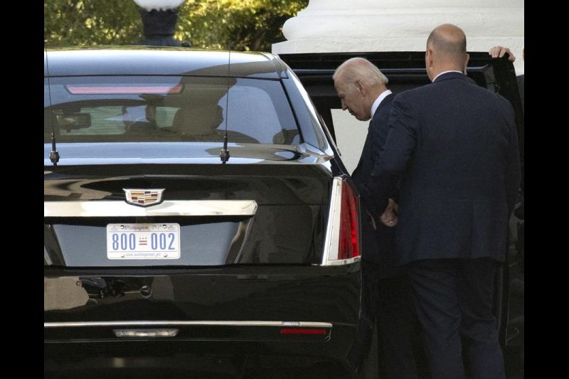El presidente estadounidense, Joe Biden, aborda un automóvil para participar en los eventos relacionados con la apertura de la Asamblea General de las Naciones Unidas.  01 210922
