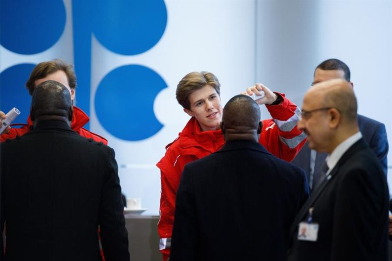 Personal sanitario toma la temperatura a los participantes en la Conferencia de la OPEP, en Viena, dentro de las medidas para controlar el coronavirus.