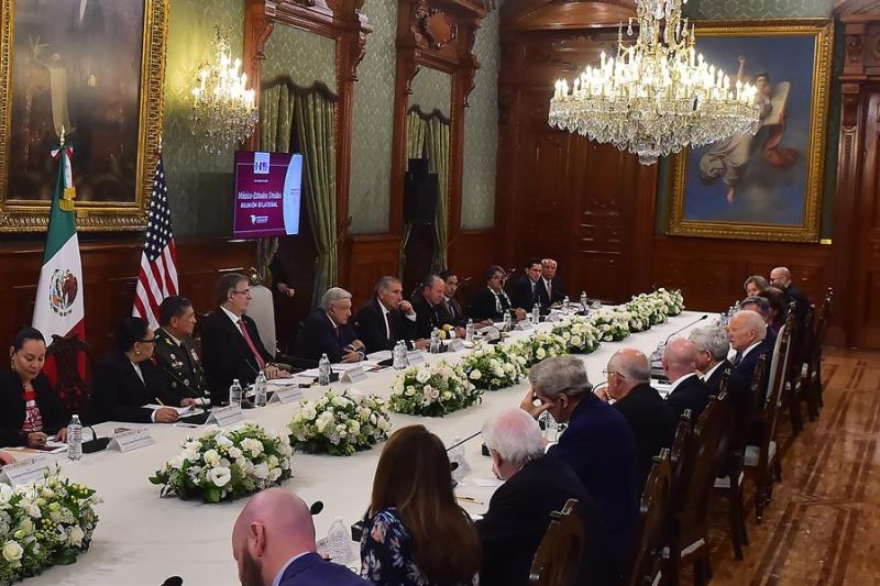 Foto de la Presidencia de México, del mandatario mexicano Andrés Manuel López Obrador (i centro) y su homólogo estadounidense Joe Biden (d centro) junto con sus respectivos equipos de trabajo en Palacio Nacional de Ciudad de México (México). 01 100123