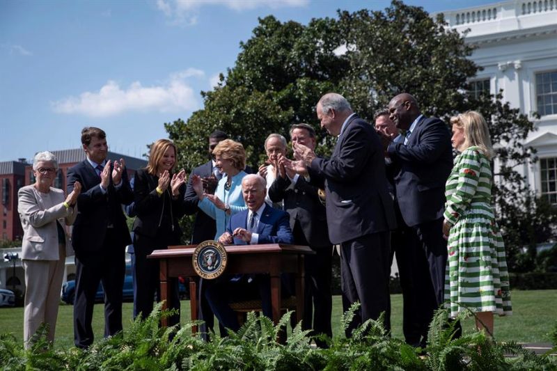 El presidente de EE.UU., Joe Biden, firma una orden ejecutiva, este 5 de agosto de 2021, durante un evento sobre vehículos eléctricos, en la Casa Blanca, Washington. 
