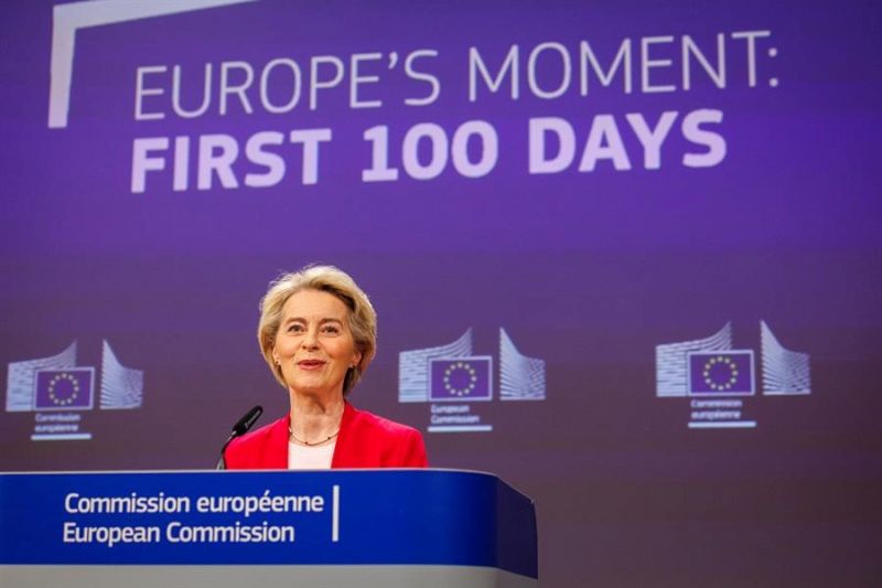 La presidenta de la Comisión Europea, Ursula von der Leyen, ofrece una rueda de prensa con motivo de los primeros cien días de su mandato al frente del Ejecutivo comunitario, en Bruselas, el 9 de marzo de 2025. EFE/EPA/OLIVIER MATTHYS 01100325