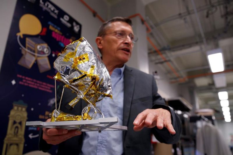 El doctor del laboratorio de instrumentación espacial (LINX) del Instituto de Ciencias Nucleares de la Universidad Nacional Autónoma de México (UNAM), Gustavo Medina Tanco, muestra una catapulta durante una entrevista con Efe, el 4 de febrero de 2022. EFE