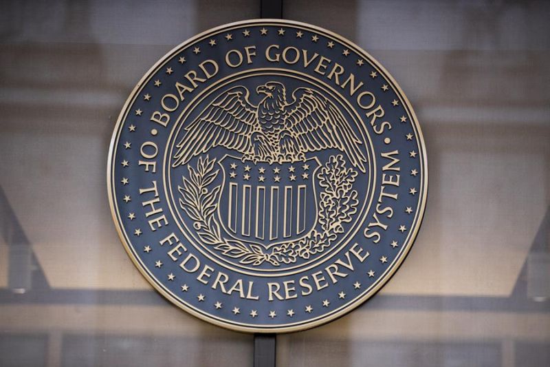 Fotografía de archivo en la que se registró un escudo de la Reserva Federal de Estados Unidos (FED), en la entrada de su sede principal, en Washington DC (EE.UU.). EFE/Michael Reynolds 01 181023