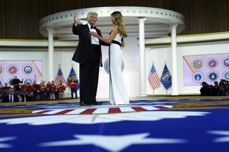 El presidente de Estados Unidos, Donald Trump (i), y la primera dama, Melania Trump, danzan en el baile Commander in Chief, parte de la 60.ª investidura presidencial en Washington, DC (EE.UU.). EFE/Evan Vucci
