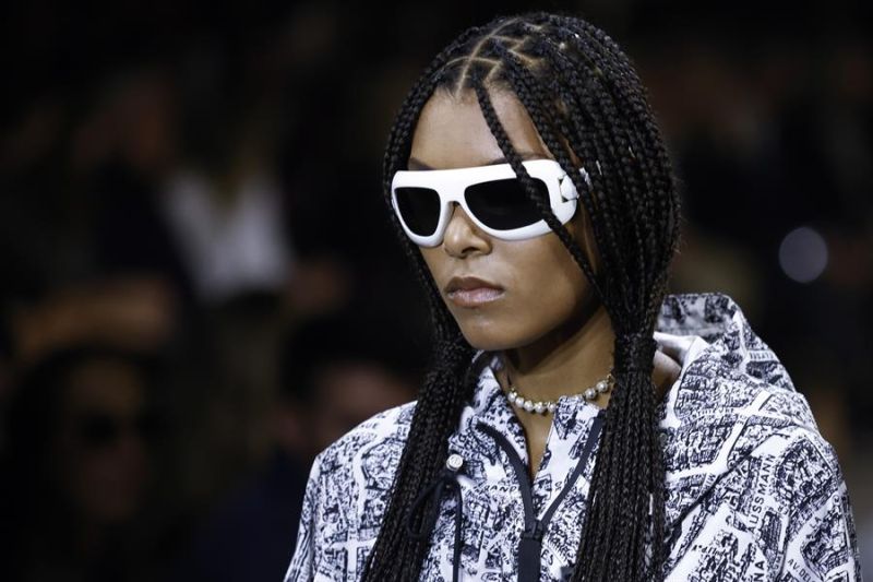 Una modelo presenta una creación de la colección Ready to Wear Primavera/Verano 2023 de la diseñadora italiana Maria Grazia Chiuri para la casa de moda Dior durante la Semana de la Moda de París este martes. EFE/EPA/YOAN VALAT