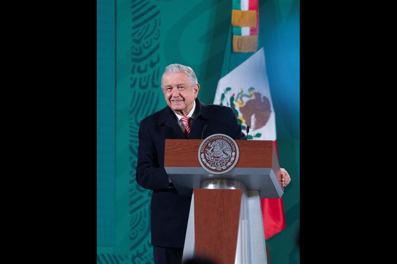 Fotografía cedida hoy por la Presidencia de México que muestra al mandatario Andrés Manuel López Obrador durante su rueda de prensa matutina en Palacio Nacional, en Ciudad de México (México).