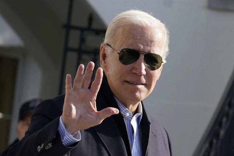 El presidente de Estados Unidos, Joe Biden, camina en la Casa Blanca antes de viajar a Colorado, en Washington (EE.UU.), este 12 de octubre de 2022. EFE/EPA/Yuri Gripas