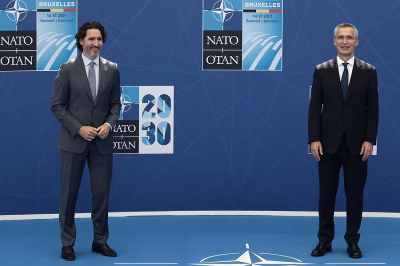 El secretario general de la OTAN, Jens Stoltenberg (d), y el primer ministro de Canadá, Justin Trudeau (i), en una fotografía de archivo. 01 260822