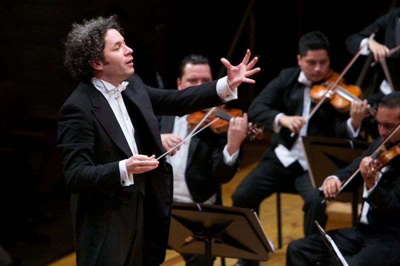 Fotografía cedida por Fundamusical donde aparece el director de orquesta venezolano, Gustavo Dudamel, mientras dirige la Orquesta Sinfónica Simón Bolívar, durante una escena del documental "¡Viva Maestro!". EFE