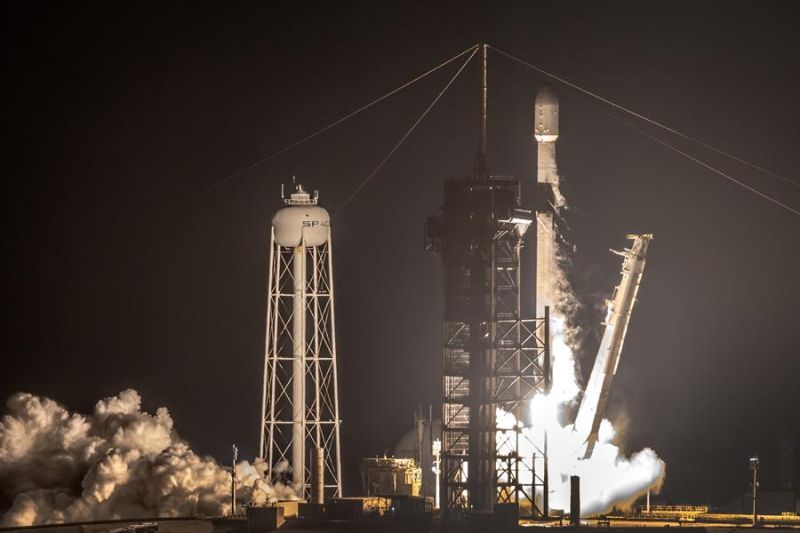 Fotografía de archivo que muestra un cohete Falcon 9 de SpaceX en el Centro Espacial Kennedy en Cabo Cañaveral (EE. UU.). EFE/EPA/CRISTÓBAL HERRERA-ULASHKEVICH