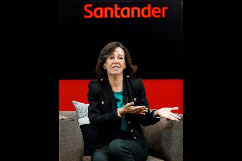 Fotografía de archivo fechada el 25 de noviembre de 2019 que muestra a la presidenta del Banco Santander, Ana Botín, durante un evento en Ciudad de México.
