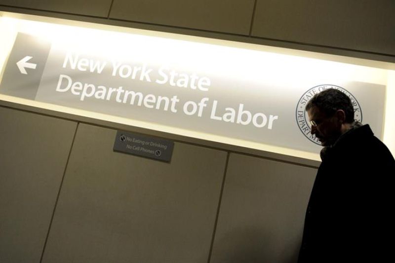 Un hombre pasa ante un letrero en una oficina del Departamento de Trabajo de Nueva York, Estados Unidos.