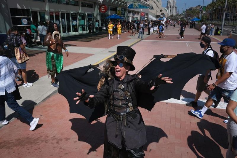 Dean LeCrone, que se viste como su personaje Steam Punk original al que llama Dr. Peepers, posa para las fotografías durante la inauguración de la Comic Con 2022 en San Diego, California, EE.UU. EFE/EPA/David Maung
