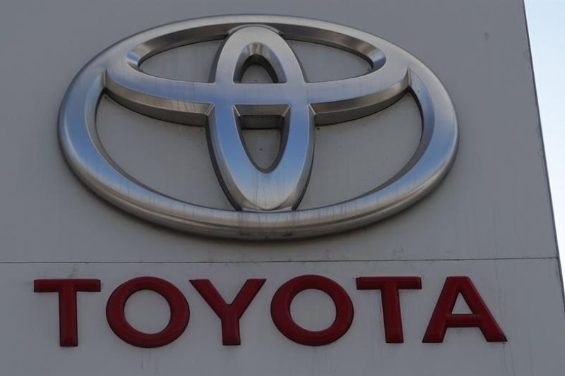 Fotografía de archivo en donde se ve el logotipo de la japonesa Toyota. EFE/MAXIM SHIPENKOV