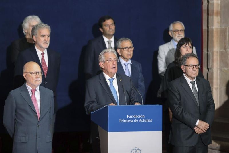 El presidente del jurado, Pedro Echenique, durante el Premio Princesa de Asturias de Investigación Científica y Técnica 2022 a los científicos expertos en inteligencia artificial Geoffrey Hinton, Yann LeCun, Yoshua Bengio y Demis Hassabis. EFE/J.L.Cereiji