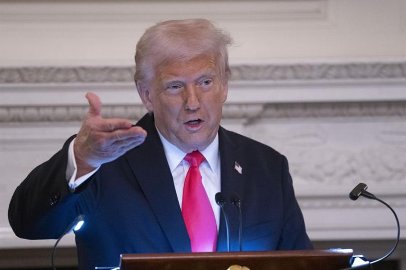 Washington (Estados Unidos), 27/03/2025.- El presidente de EE. UU. Donald J. Trump habla durante la Cena Iftar en la Casa Blanca en Washington, D.C., EE. UU., el 27 de marzo de 2025. EFE/EPA/Chris Kleponis /