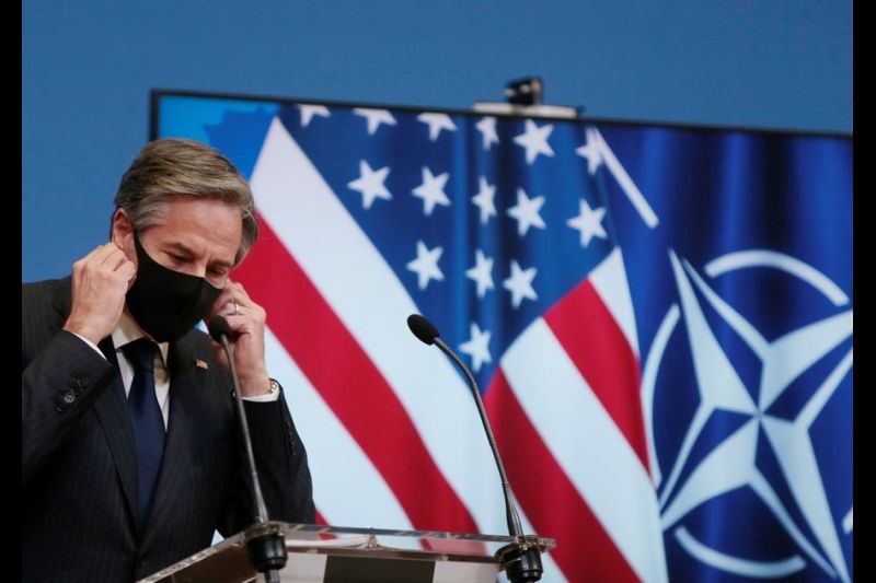 El secretario de Estado de Estados Unidos, Antony Blinken, se quita la mascarilla protectora para una rueda de prensa al final de una reunión de Ministros de Relaciones Exteriores de la OTAN en la sede de la Alianza en Bruselas, Bélgica, 24 de marzo 2021.