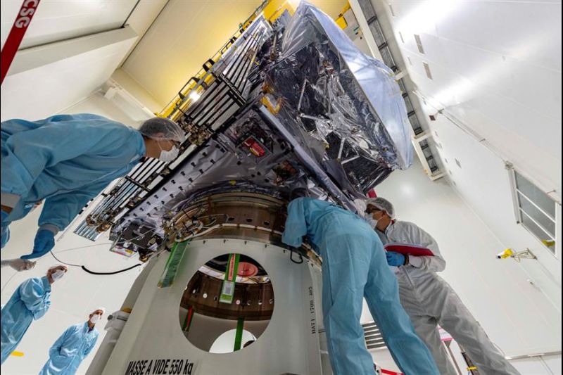 Fotografía facilitada por la Agencia Espacial Europea del Explorador de Lunas Heladas de Júpiter (Juice) de la ESA preparándose para su lanzamiento fotos desde el Puerto Espacial Europeo en la Guayana Francesa. EFE