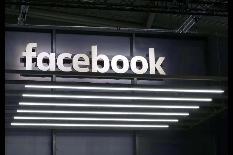Imagen del rótulo iluminado de la compañía Facebook. 
