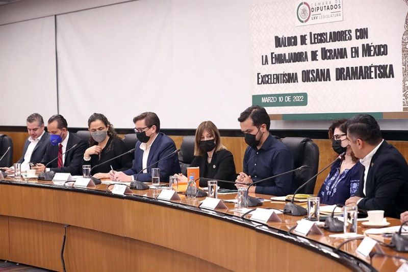 Fotografía cedida por la Cámara de Diputados, de la embajadora de Ucrania en México Oksana Dramaretska (c) durante una reunión de trabajo en el Congreso de la Unión de la Ciudad de México. EFE/Cámara de Diputados