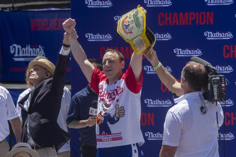 Joey Chestnut celebra tras ganar el primer lugar en el famoso concurso internacional de comer perros calientes del 4 de julio de la compañía Nathan's en Coney Island en Nueva York. EFE/EPA/SARAH YENESEL